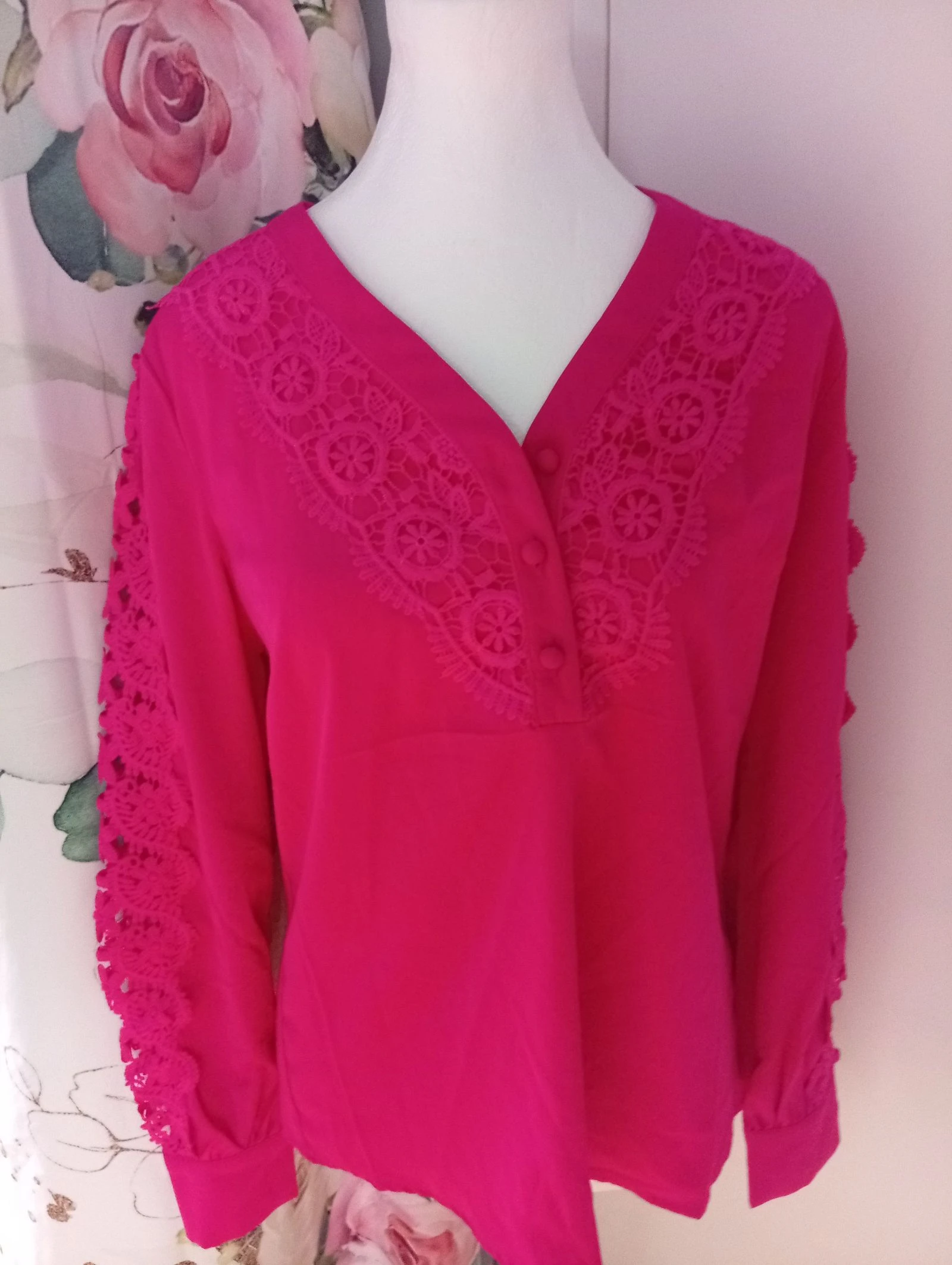 Blusa ligera con cuello abotonado y detalle de encaje – photo 2